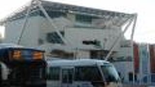 台南市街を東西に走っている片側1車線の静かな通り