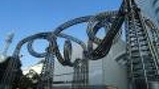 オールスチール製のジェットコースターのような外観