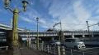 古そうなモダンな街灯が目を引きます