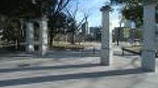 隅田川沿いの左岸と右岸に分かれて存在する公園