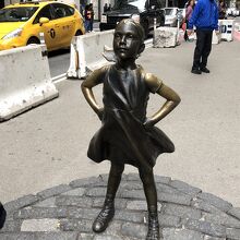 フェアレス・ガール像。