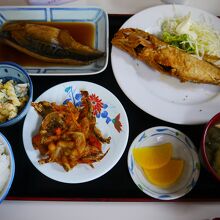 煮魚定食に甘鯛唐揚げを追加。