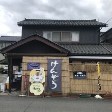 静かな住宅地の中にある民家を改造したお店