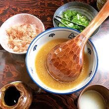 辛味大根の絞り汁に出汁醤油を加え蕎麦つけて食べるけんぞうそば