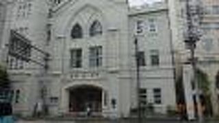 春日通りに面しており、白い石造りの堂々たる建物ですのですぐにわかります