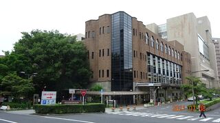 東大病院には自由に入れるのですが、赤門付近に抜けようとしたら、警備員に声を掛けられました。