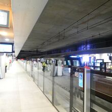 チャッツウッド駅で引き上げ線から駅に進入するメトロ