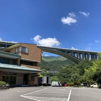 正面はこちら。後はみょうばん大橋。