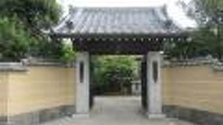 閑静な住宅地に建つ静かな寺です