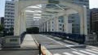 みるからに頑丈そうな橋