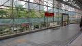 ガラス窓のお洒落な駅