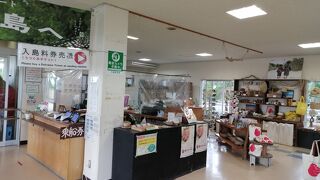 ちっちゃなお土産屋も併設