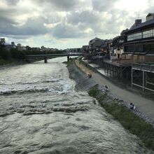 橋の上から。