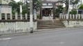 住宅街に静かに佇む