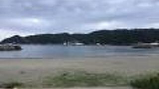 熱海市内のビーチ。