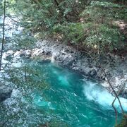 川の水が青い猿田淵
