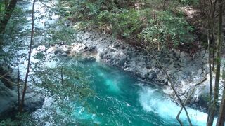 川の水が青い猿田淵