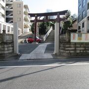 ビルに囲まれた港区最古の神社