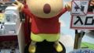 しんちゃんの大きな人形がありました