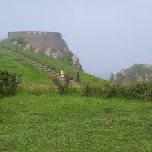 以前は軍事施設として使われていた展望台で、一見要塞風。