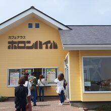 駐車場や展望台そばにあるホロンバイルは、ソフトクリームが名物