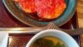 カウンター席にて女性おひとりで