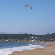 2.3㎞も続く鳴き砂の浜辺。エンジン付きのパラグライディングを楽しむ人もいました。