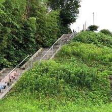 境内は高台の上！