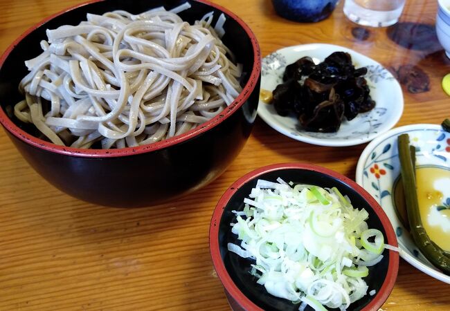 蕎麦も美味しいが、先に出てくる小皿料理も美味しい