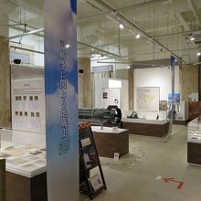 館内に入りましが、天井はかつての威厳を示す造りになっています