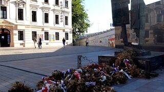 素通りできない記念碑です