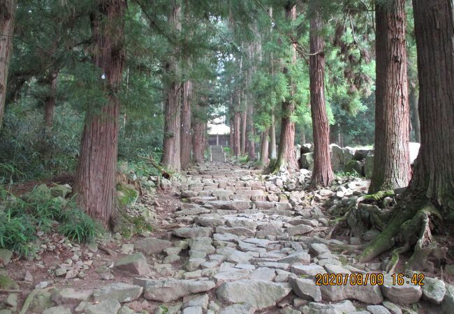 山の中にある薬師堂