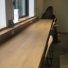 飲食ブースの窓側に並ぶ電源席の様子