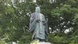 井伊直弼の銅像と「花の生涯」の記念碑がありました。