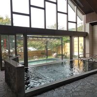 内湯です。左側の浴槽と、右奥の寝湯にジャグジーがあります。