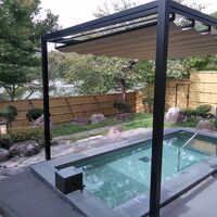 露天風呂からは高遠湖が見えます。