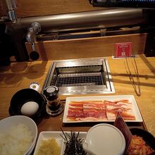 バラ焼肉セットとTKGセット