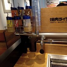 各種たれ・調味料と飲み水の出る水道