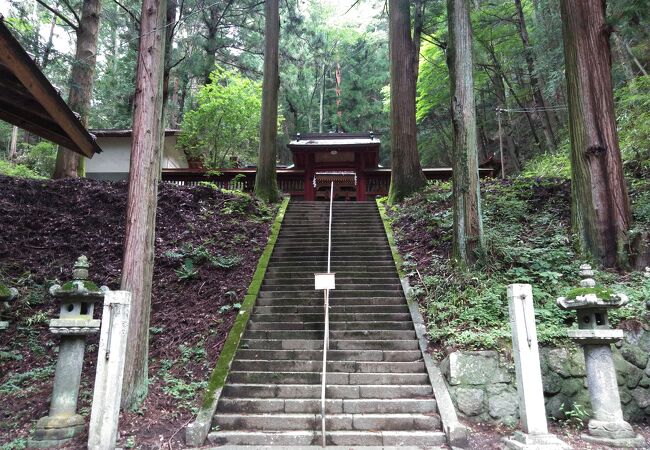 長い石段の上にあります。