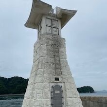 波止の先端にある灯台の様子です。