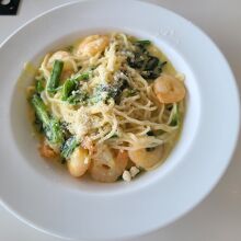 海老とほうれん草のクリームパスタカレー風味(東金産米粉パス)