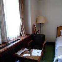 この小さなテーブルに朝食のお膳が二つ、やっとこさです