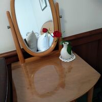 生のバラですが、翌朝には首が垂れてしまって残念。