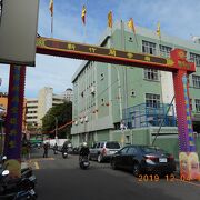 南門街の控えめな感じの門に「新竹関帝廟」の文字が目立ってました