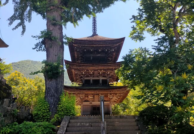 「未完成の完成の塔」と称される三重塔のある弘法大師が開基したといわれる古刹