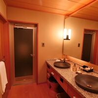 トイレ同様洗面所も2つ完備。大理石製で洒落ています。