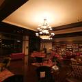 お洒落なロビーには沢山の本が置いてあり、まるで「図書館」に泊まるような温泉宿。