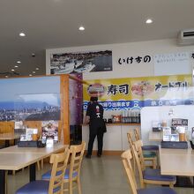 店内には仕入れをする深江漁港の写真が貼られています