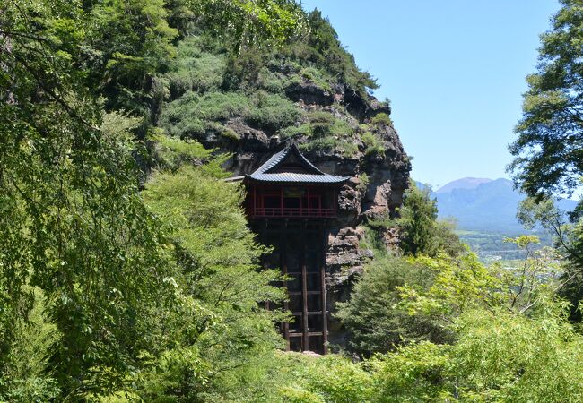 崖の上に聳え立つ懸崖造りの観音堂は見事でした