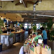 店内は広くてゆったりしている